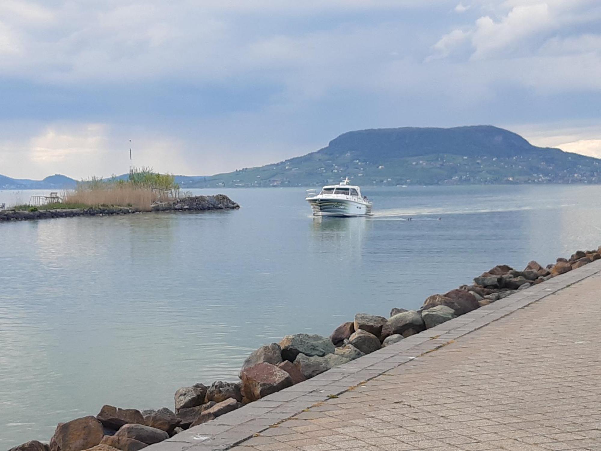 Livi Apartman Merevfalu Kerti Medencevel Fonyod Exterior photo