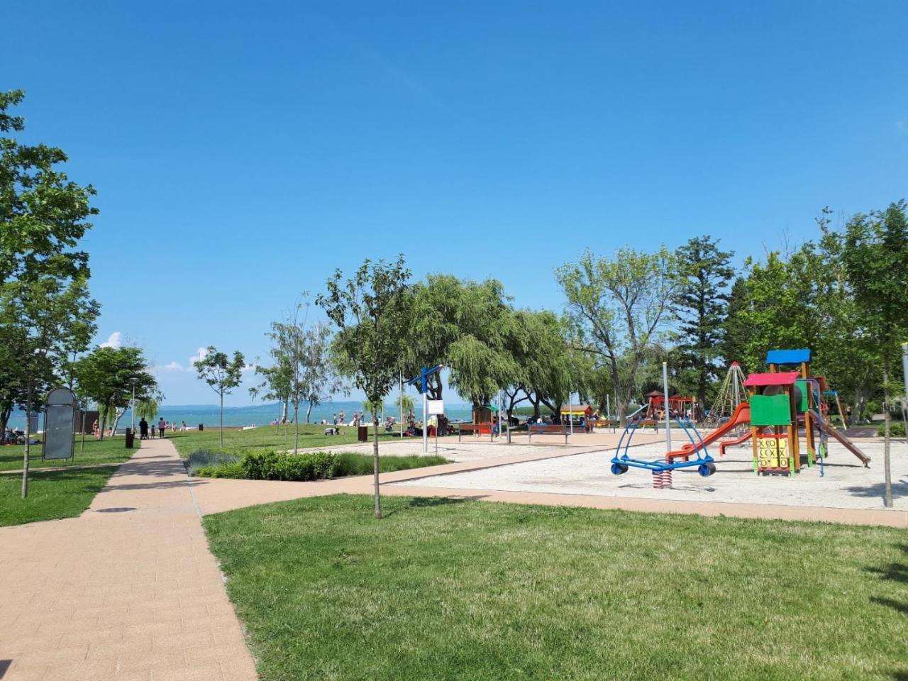 Livi Apartman Merevfalu Kerti Medencevel Fonyod Exterior photo